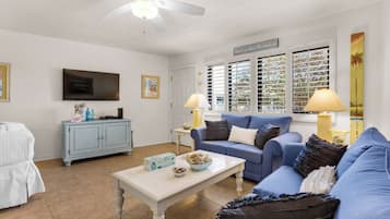 Studio Suite, 1 Queen Bed with Sofa bed, Patio, Pool View (Hidden Beach 216)