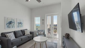 公寓式客房, 多张床, 阳台, 海洋景观 (Gulf Place Residences 302) | 起居区 | 50-英寸纯平电视(配备数码频道)