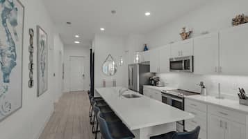 Appart'hôtel, plusieurs lits, balcon, vue océan (Gulf Place Residences 302) | Cuisine privée | Réfrigérateur, micro-ondes, four, plaque de cuisson