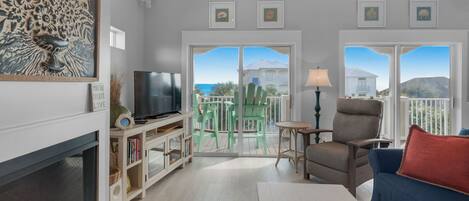 Apartamento, varias camas, balcón, vistas al mar (Seaview II #200) | Zona de estar | Televisión de pantalla plana de 42 pulgadas con canales digitales
