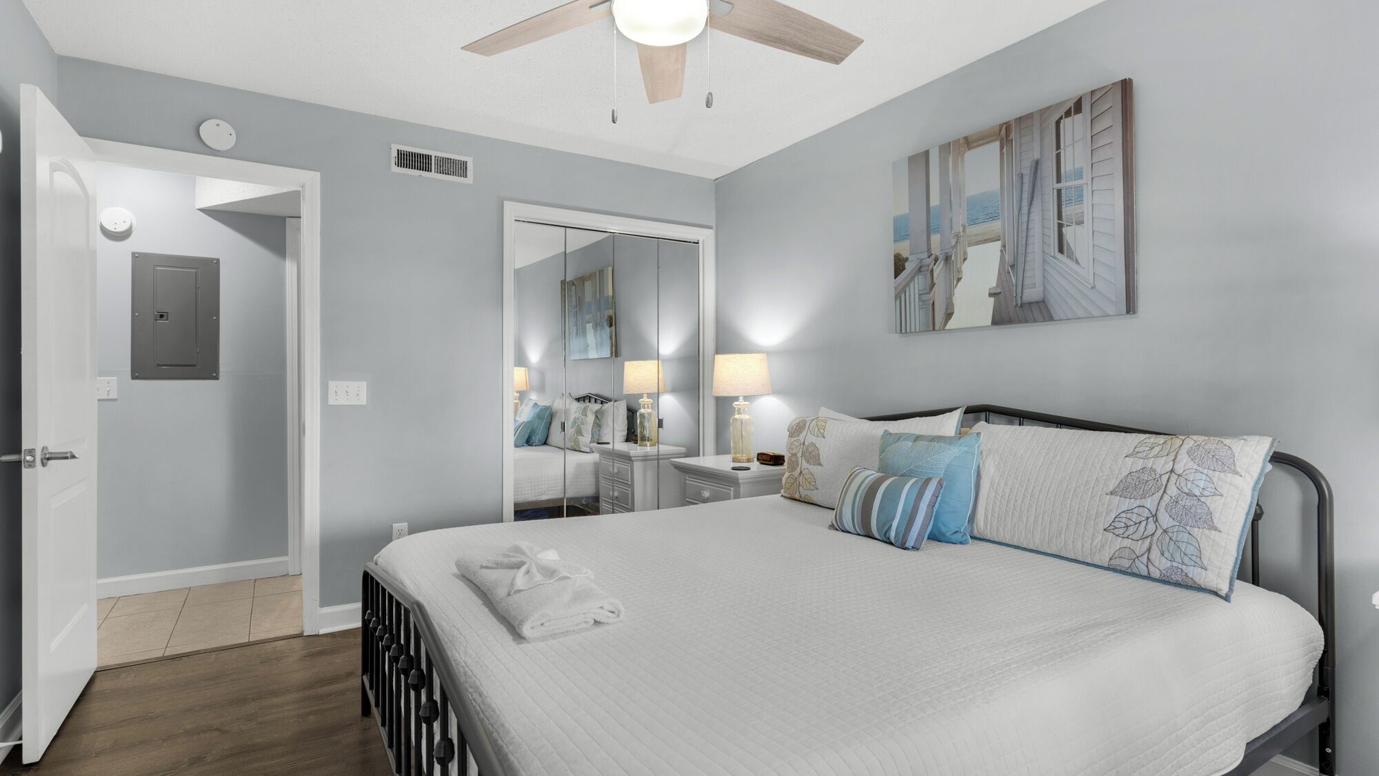 1 habitación, decoración personalizada y muebles diferentes 