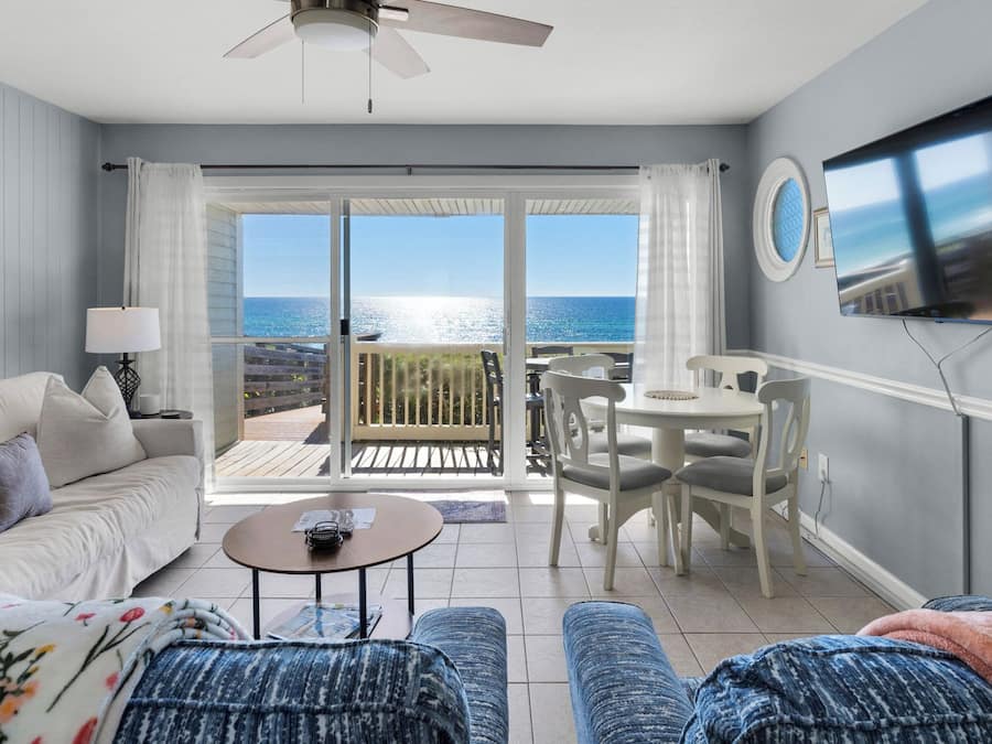 Leilighet, flere senger, terrasse, havutsikt (Mistral 6) | Oppholdsområde | En 42-tommers Flatskjerm-TV med digitale kanaler