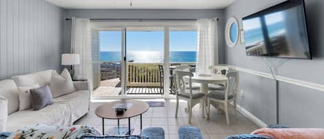 Appartement, Meerdere bedden, terras, uitzicht op zee (Mistral 6) | Woonruimte | Een 42-inch flatscreentelevisie met digitale zenders