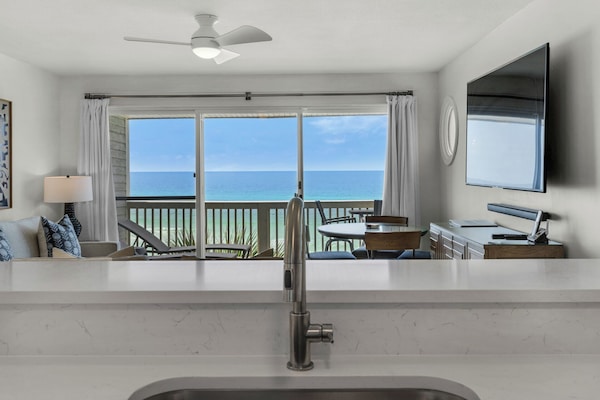 Leilighet, flere senger, balkong, havutsikt (Mistral 12) | Oppholdsområde | En 42-tommers Flatskjerm-TV med digitale kanaler