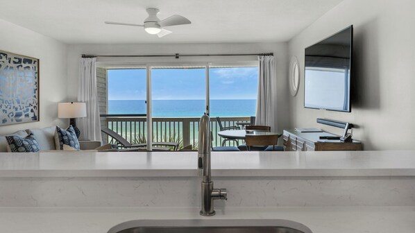 Condo, várias camas, sacada, vista para o oceano (Mistral 12) | Área de estar | TV de tela plana 42 polegadas com canais digitais