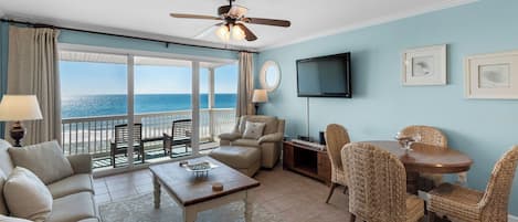 Apartment, Mehrere Betten, Balkon, Meerblick (Mistral 10) | Wohnbereich | 42-Zoll-Flachbildfernseher mit Digitalempfang