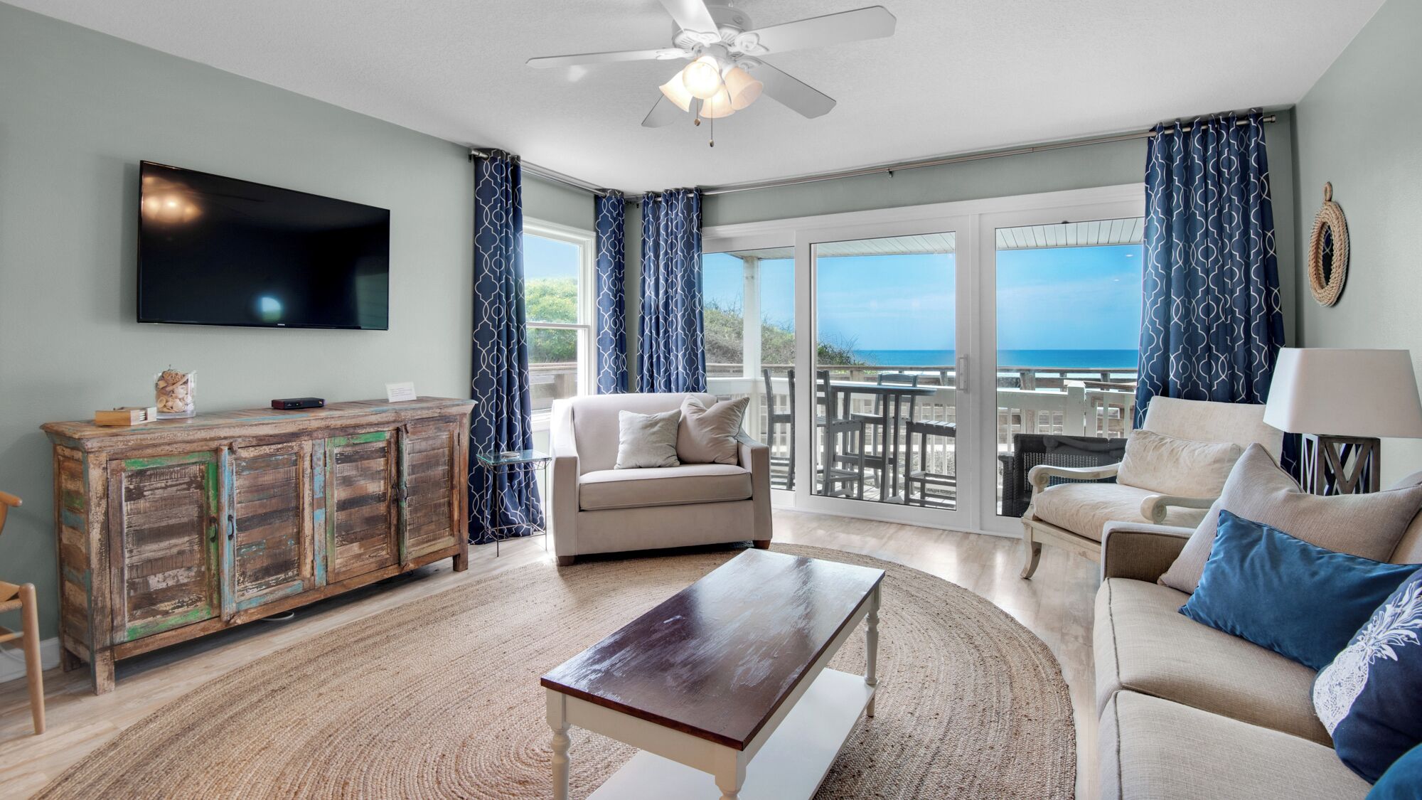 Condo, 1 cama Queen size y sofá cama, patio, vista al océano (Mistral 1) | Área de sala de estar | Televisión de pantalla plana de 42 pulgadas con canales digitales 