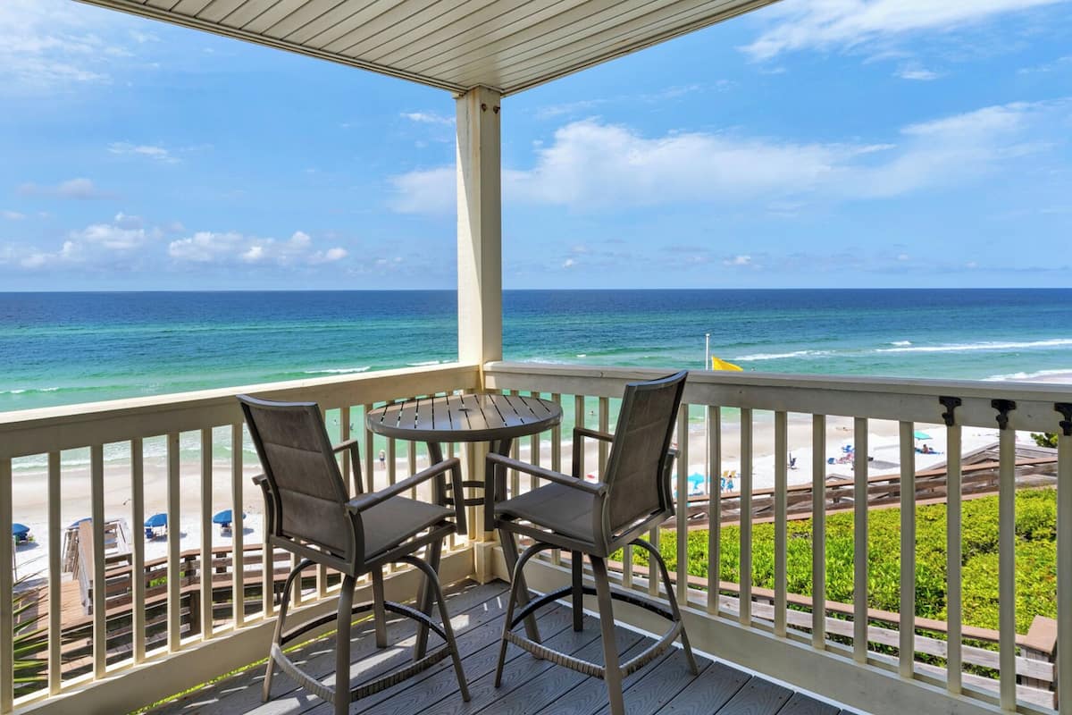 Condo, varias camas, balcón, vista al océano (Mistral 12) | Restaurante al aire libre