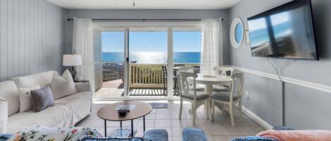 Apartment, Mehrere Betten, Terrasse, Meerblick (Mistral 6) | Wohnbereich | 42-Zoll-Flachbildfernseher mit Digitalempfang