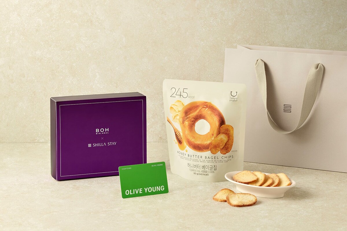 Una caja morada con la etiqueta 'BOH BIOHEAL' y una bolsa blanca con asa.