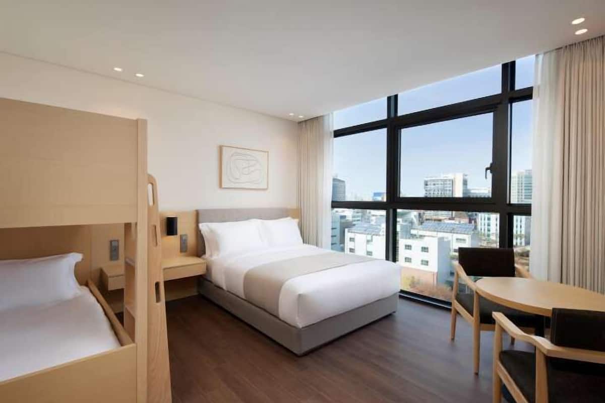 Premium bedding, in-room safe, desk, laptop workspace