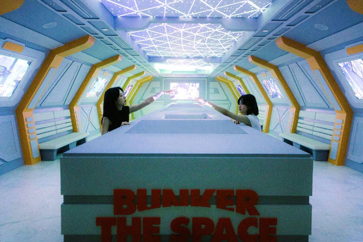 Um quarto futurista com uma mesa central identificada como