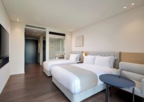 Luxe beddengoed, een kluis op de kamer, een bureau, een laptopwerkplek