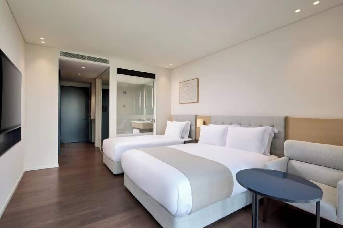 Roupas de cama premium, cofres nos quartos, escrivaninha