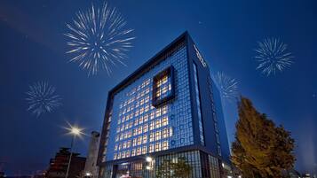 Premium bedding, in-room safe, desk, laptop workspace