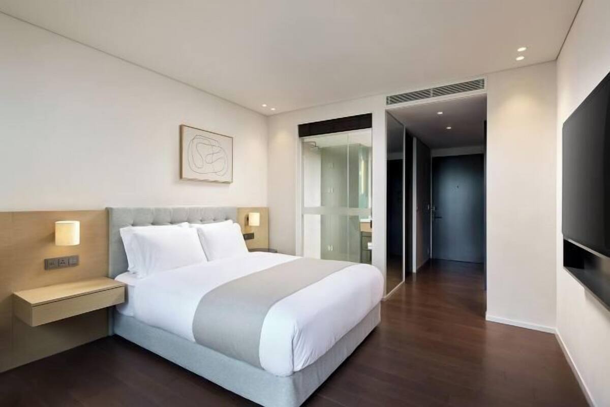 Roupas de cama premium, cofres nos quartos, escrivaninha