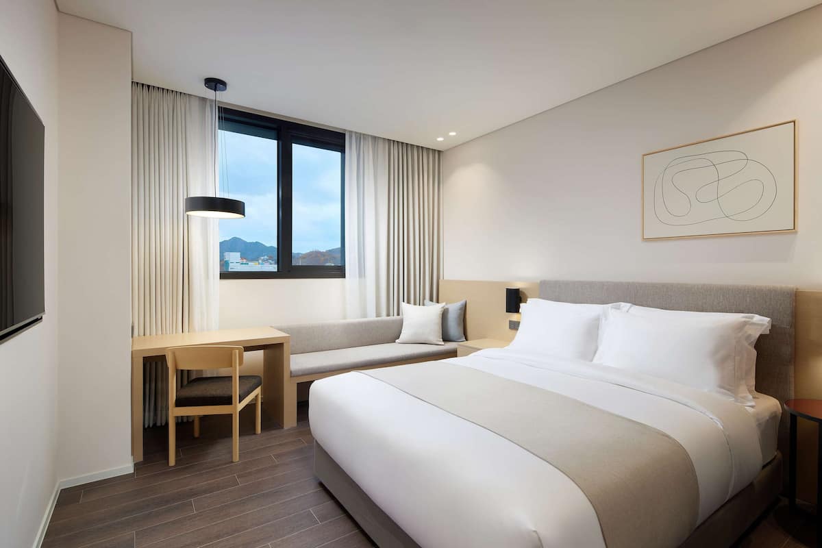 Premium bedding, in-room safe, desk, laptop workspace
