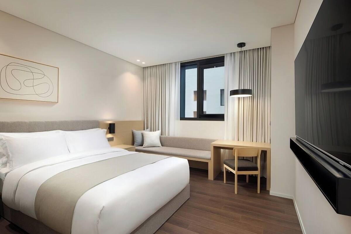 Roupas de cama premium, cofres nos quartos, escrivaninha
