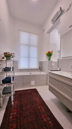 Hair dryer, towels, soap, shampoo - Your central stay: Vienna's charm within walking distance (Wien)