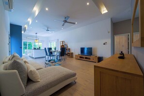 Vila exclusiva, sacada, vista para a piscina | Área de estar | TV de tela plana