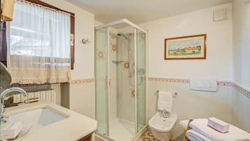 Standard-Haus, Mehrere Schlafzimmer (Grangia Sunset View) | Badezimmer | Dusche, Haartrockner, Bidet, Handtücher