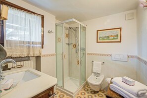 Maison Standard, plusieurs chambres (Grangia Sunset View) | Salle de bain | Douche, séchoir à cheveux, bidet, serviettes fournies