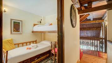 3 bedrooms, bed sheets