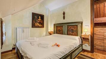 3 bedrooms, bed sheets