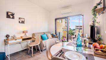 Family Studio, Balcony (Always Traveling Near The City Center) | Ruang tamu | 21 inci televisyen skrin rata dengan kabel, TV