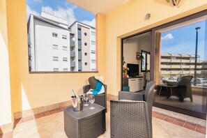 Perhestudio (Always Traveling Near The City Center) | Terassi/patio