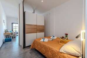 Bed sheets - Always Traveling Near The City Center (Olbia)