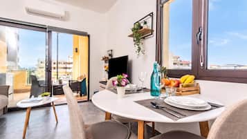 Family Studio, Balcony (Always Traveling Near The City Center) | Tempat makan