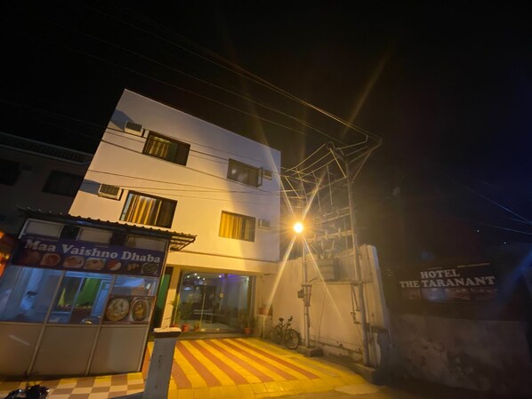 A building with a sign for 'Maa Vaishno Dhaba' and 'Hotel The Taranant'. - The Taranant Hotel (Reasi)