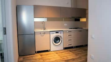 Full-size fridge, microwave, cookware/dishes/utensils