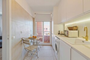 Geladeira, micro-ondas, fogão, cooktop