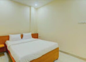 Hypo-allergenic bedding, free WiFi, bed sheets - Rameshwaram inn Prayagraj (Phulpur)