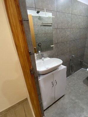 Kahden hengen classic-huone | Kylpyhuone | Suihku, sadesuihkupää, pyyhkeet, saippua