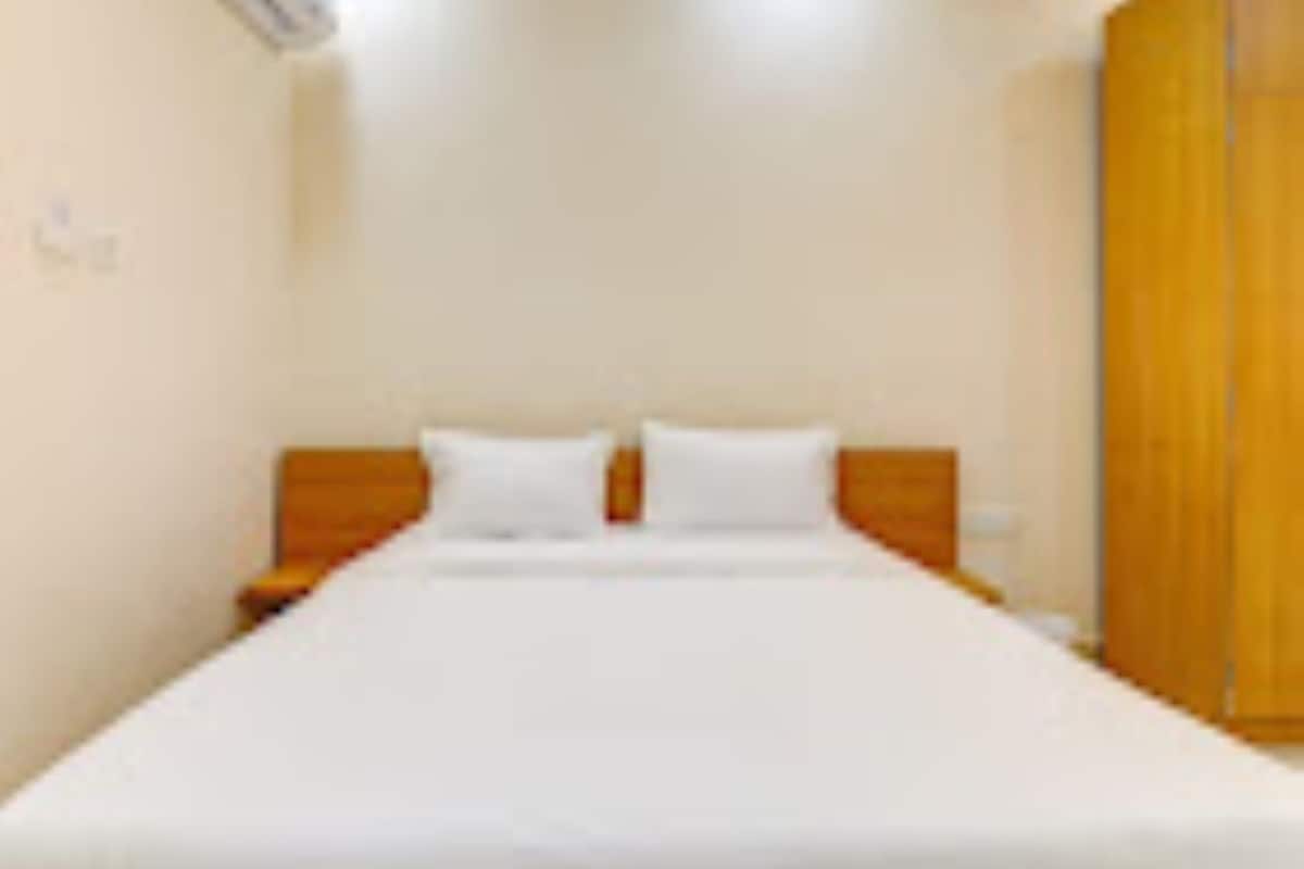 Hypo-allergenic bedding available, WiFi (free), bed sheets