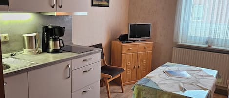 Kühlschrank, Mikrowelle, Herdplatte, Wasserkocher mit Kaffee-/Teezubehör