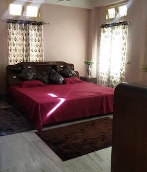 4 bedrooms, iron/ironing board, WiFi, bed sheets