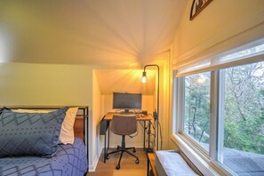 3 habitaciones, escritorio y tabla de planchar con plancha