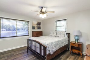 3 slaapkamers, een strijkplank/strijkijzer, gratis wifi, beddengoed