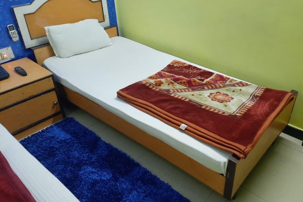 WiFi (free), bed sheets