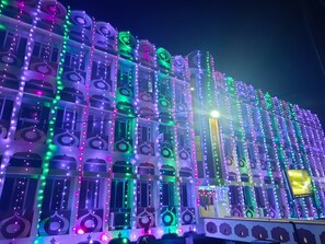 Façade de l’hébergement - soirée/nuit