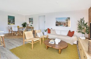 Smart TV - Luxury 2 Bedroom Unit Mooloolaba (Mooloolaba)
