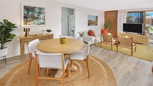 Dining - Luxury 2 Bedroom Unit Mooloolaba (Mooloolaba)