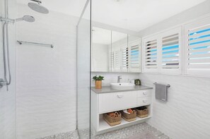 Shower, hair dryer, towels - Luxury 2 Bedroom Unit Mooloolaba (Mooloolaba)