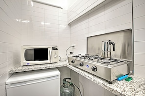 Family Apartment, Multiple Bedrooms (Casa Cassini) | Private kitchen | Fridge, microwave, stovetop, cookware/dishes/utensils