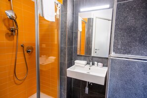 Ducha, secador de pelo, bidet, toallas