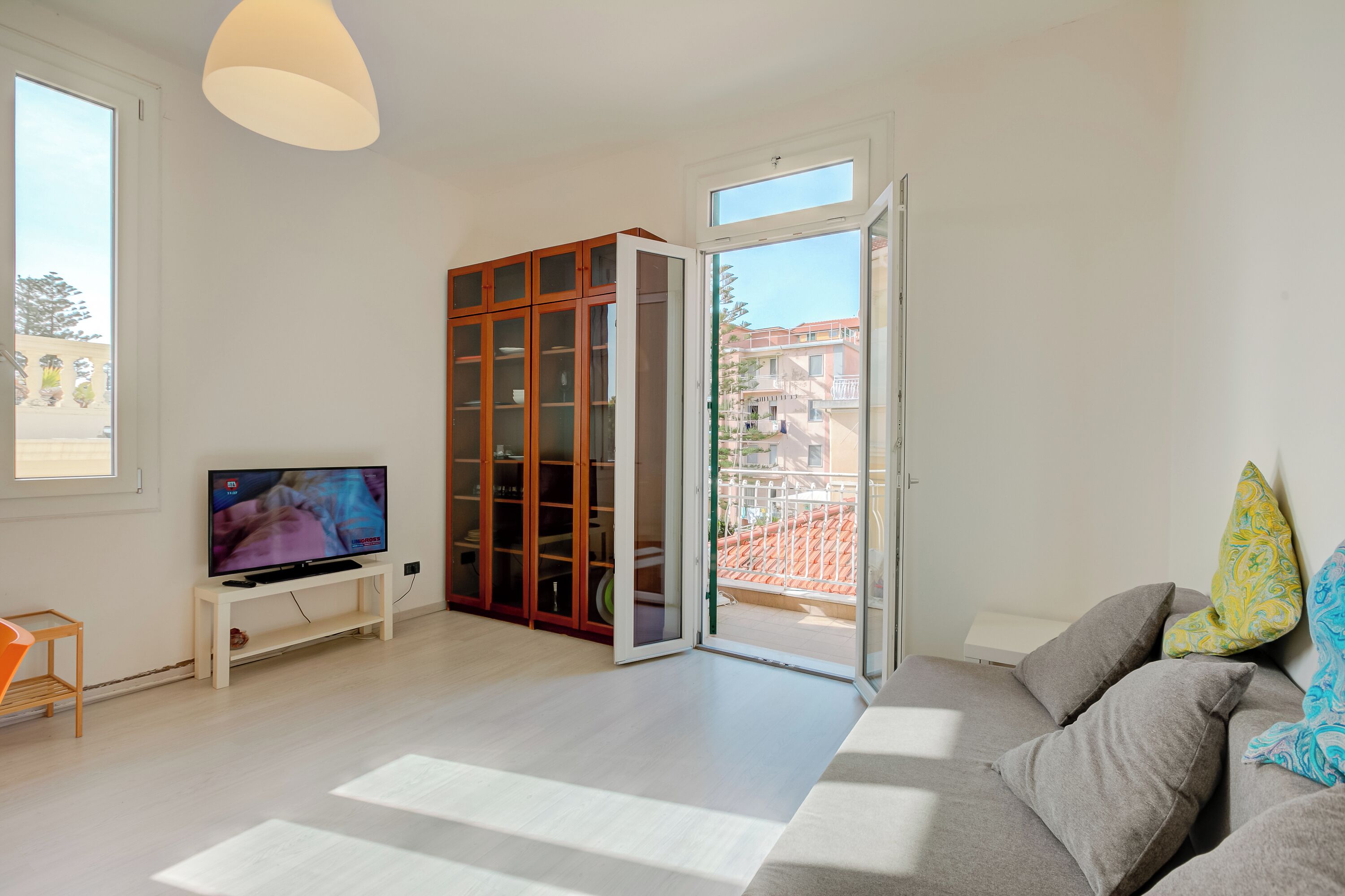 Een 21-inch flatscreentelevisie met kabelzenders en een televisie